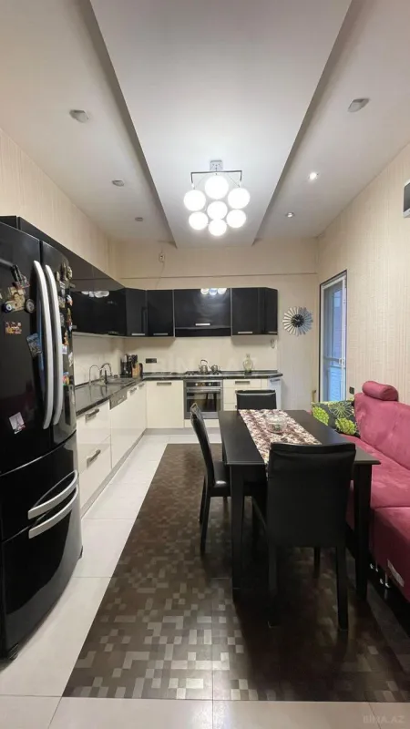 Satılır 4 otaqlı mənzil 180 m²