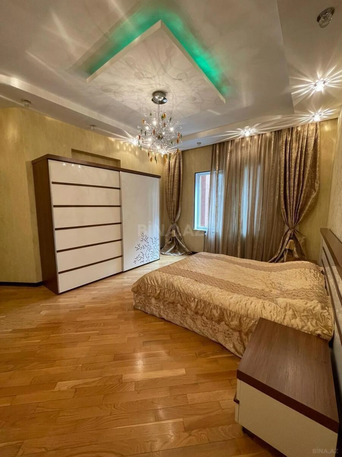 Satılır 4 otaqlı mənzil 180 m²