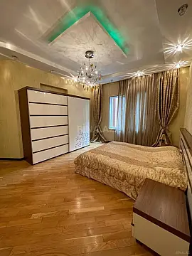 Satılır 4 otaqlı mənzil 180 m²