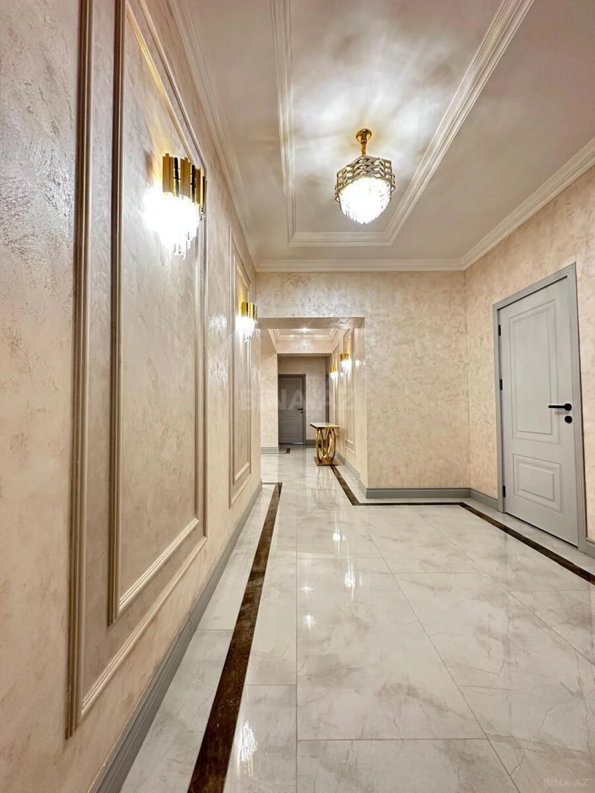 Satılır 4 otaqlı mənzil 205 m²