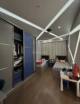 Satılır 4 otaqlı mənzil 155 m²