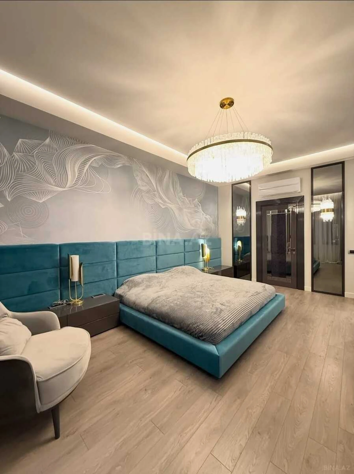 Satılır 4 otaqlı mənzil 220 m²