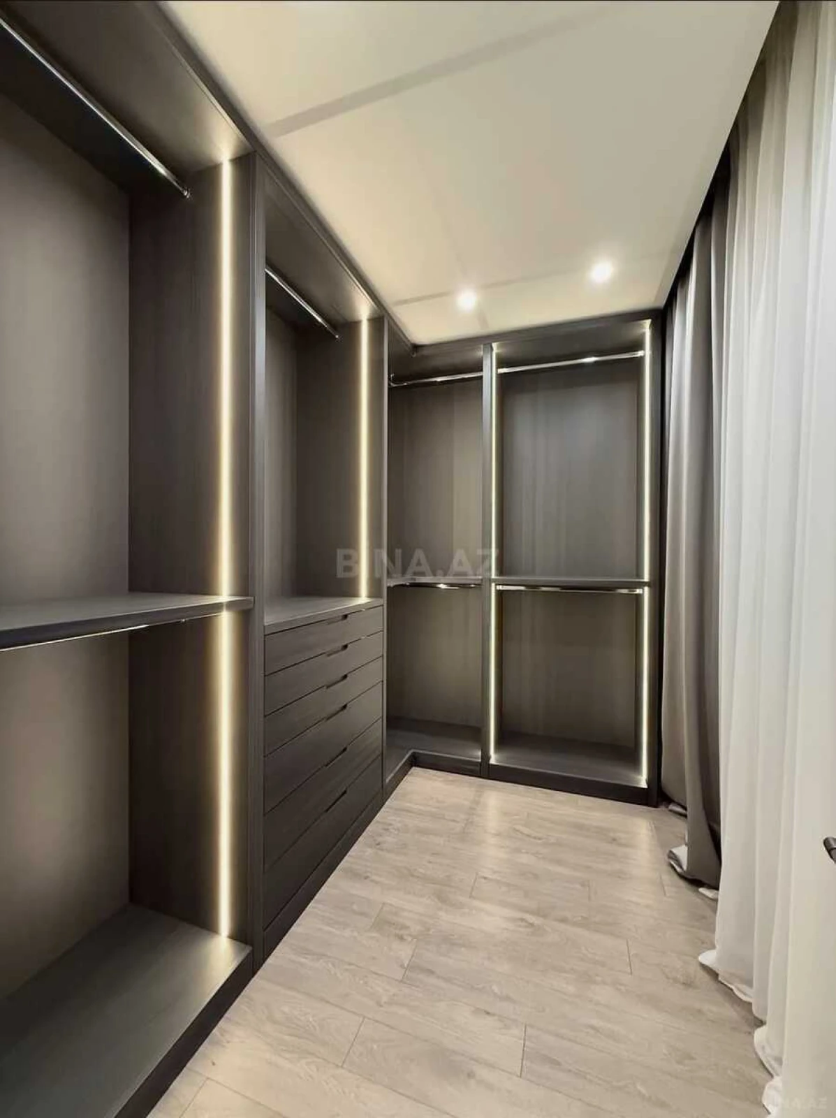 Satılır 4 otaqlı mənzil 220 m²