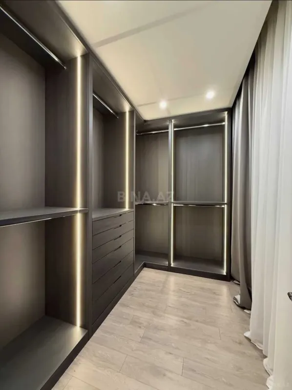 Satılır 4 otaqlı mənzil 220 m²