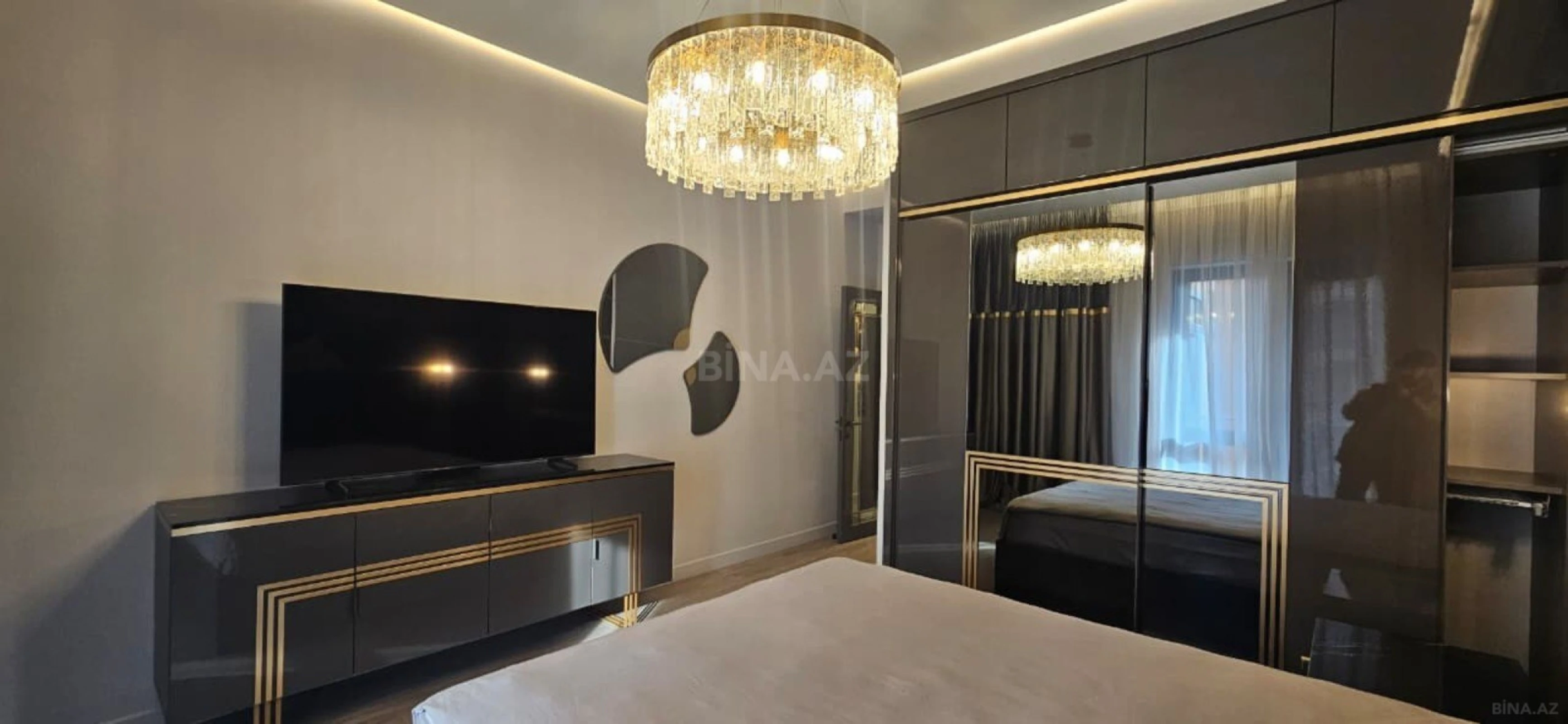 Satılır 4 otaqlı mənzil 220 m²