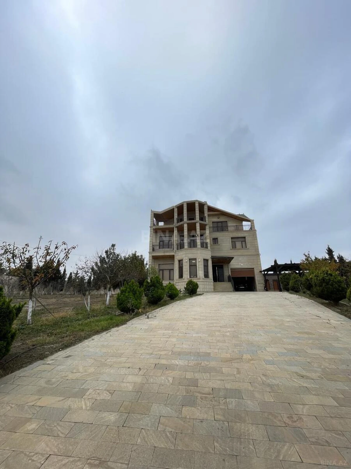 Satılır 7 otaqlı həyət evi 700 m²