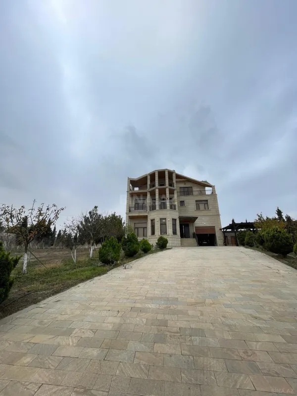 Satılır 7 otaqlı həyət evi 700 m²