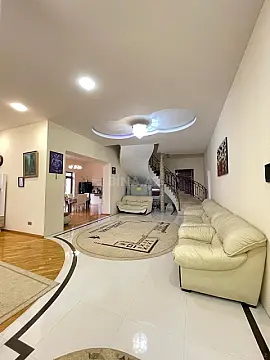Satılır 7 otaqlı həyət evi 700 m²