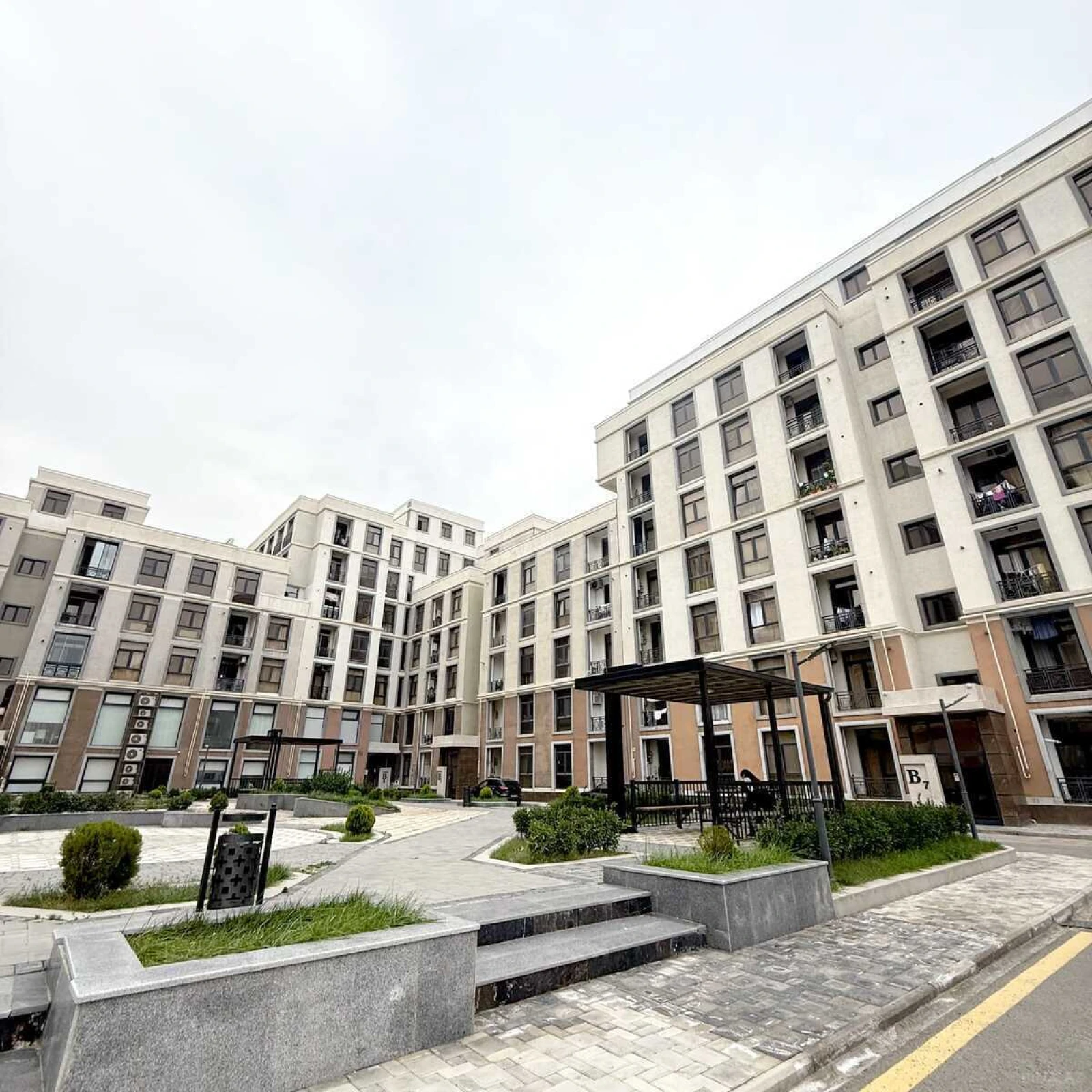 Satılır 4 otaqlı mənzil 130 m²