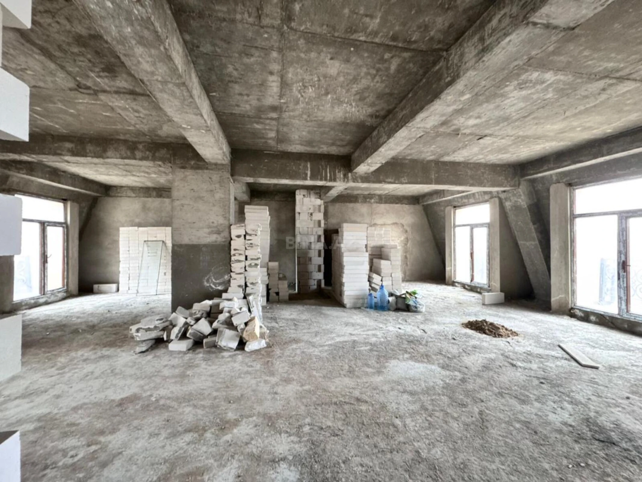 Satılır 4 otaqlı mənzil 148 m²