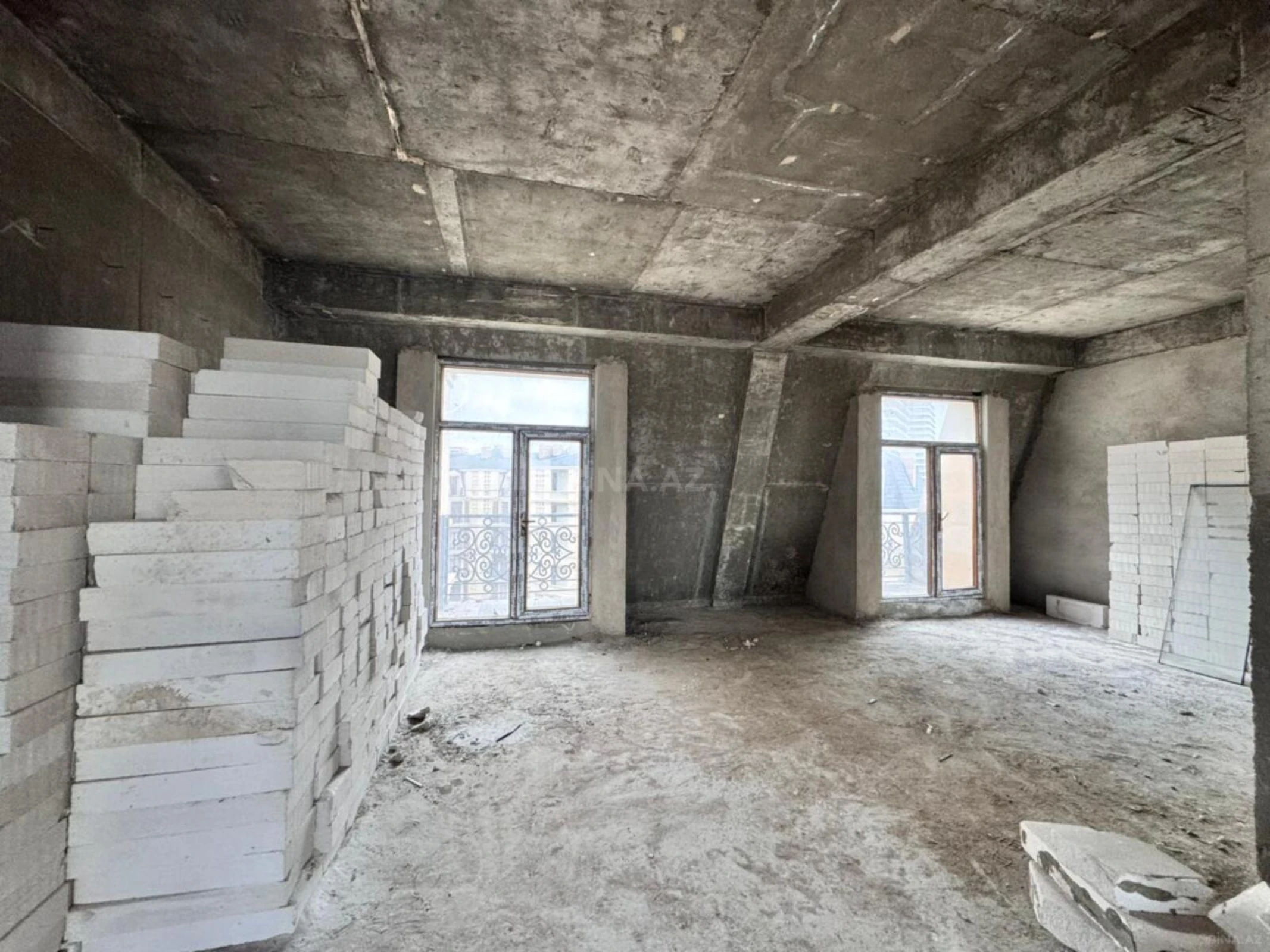 Satılır 4 otaqlı mənzil 148 m²