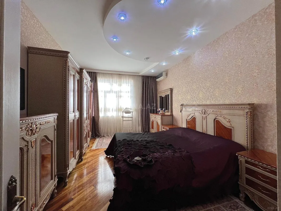 Satılır 4 otaqlı mənzil 215 m²