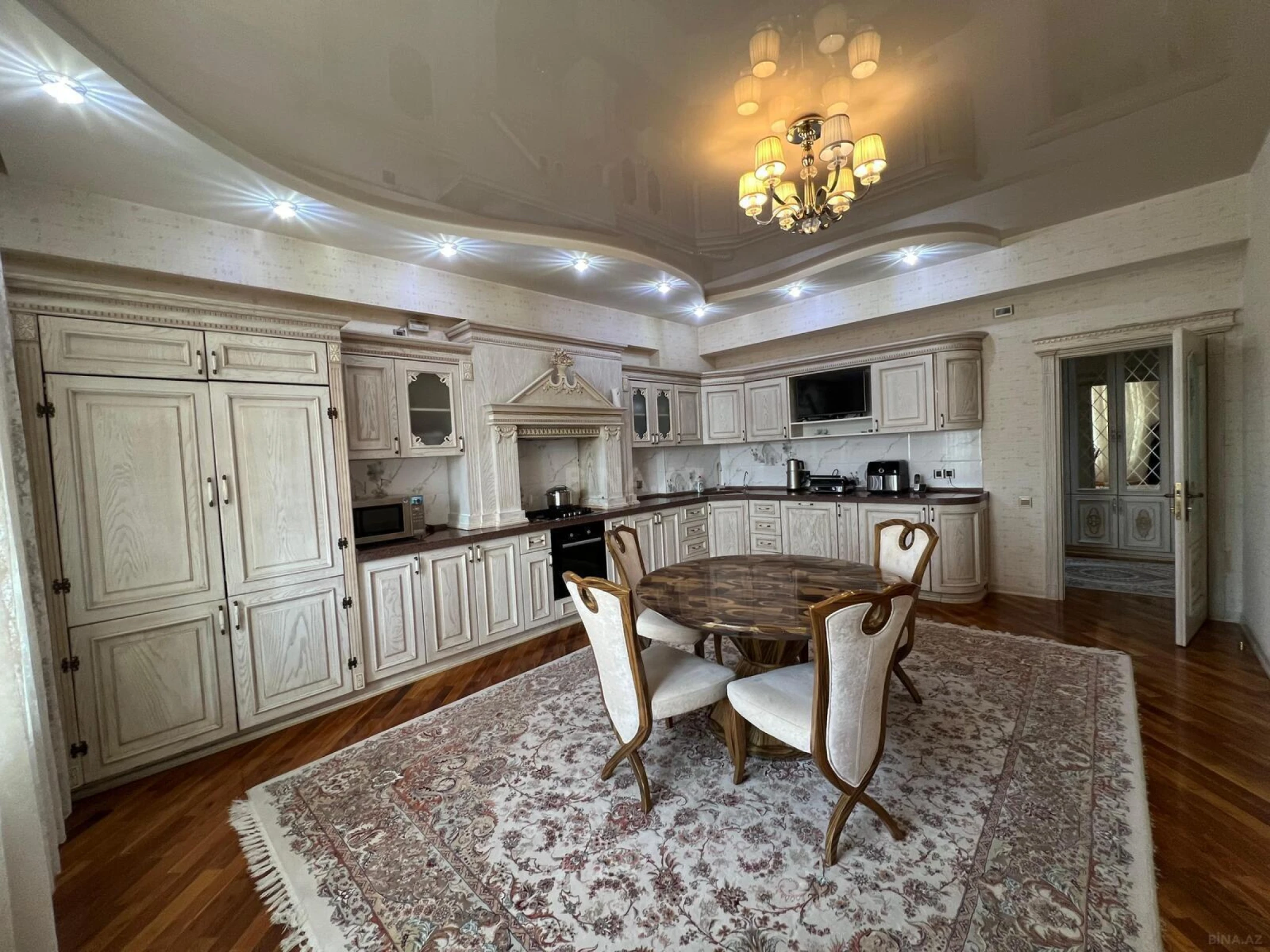 Satılır 4 otaqlı mənzil 215 m²