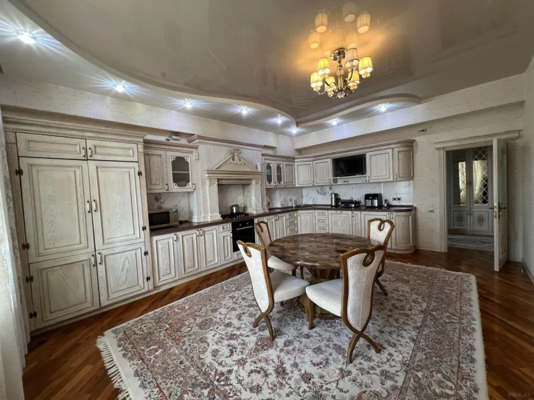 Satılır 4 otaqlı mənzil 215 m²