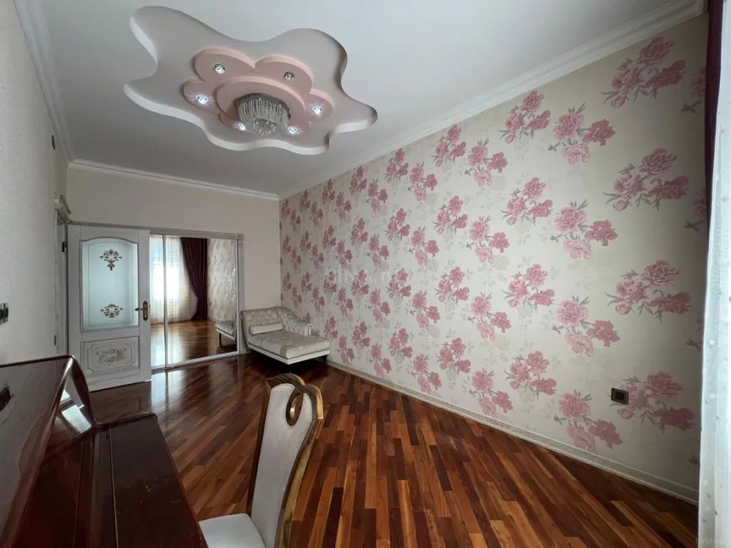 Satılır 4 otaqlı mənzil 215 m²