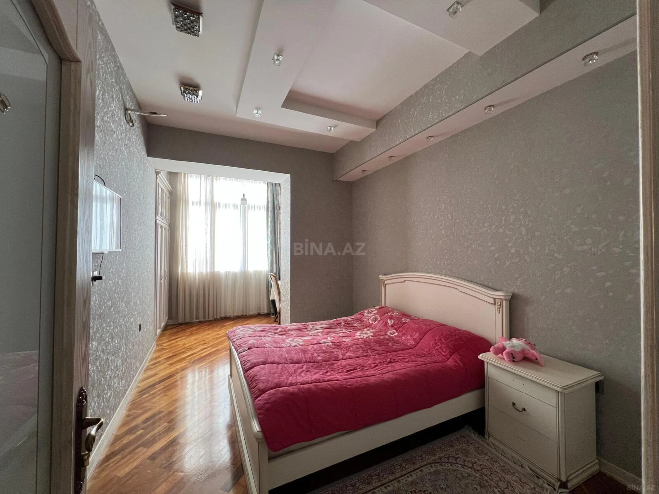 Satılır 4 otaqlı mənzil 215 m²