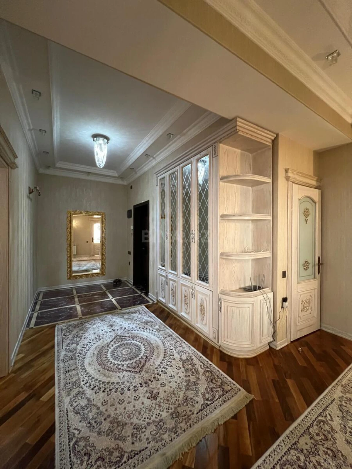 Satılır 4 otaqlı mənzil 215 m²