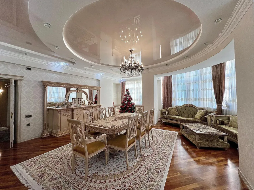 Satılır 4 otaqlı mənzil 215 m²