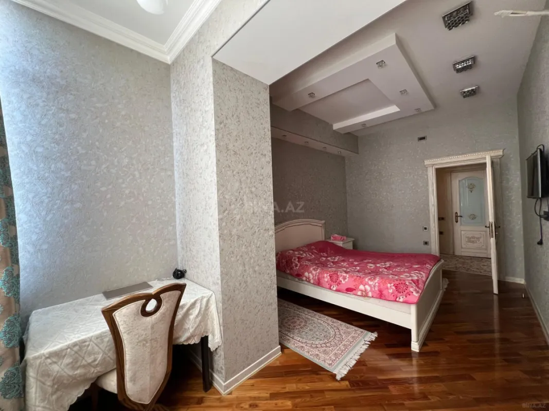 Satılır 4 otaqlı mənzil 215 m²