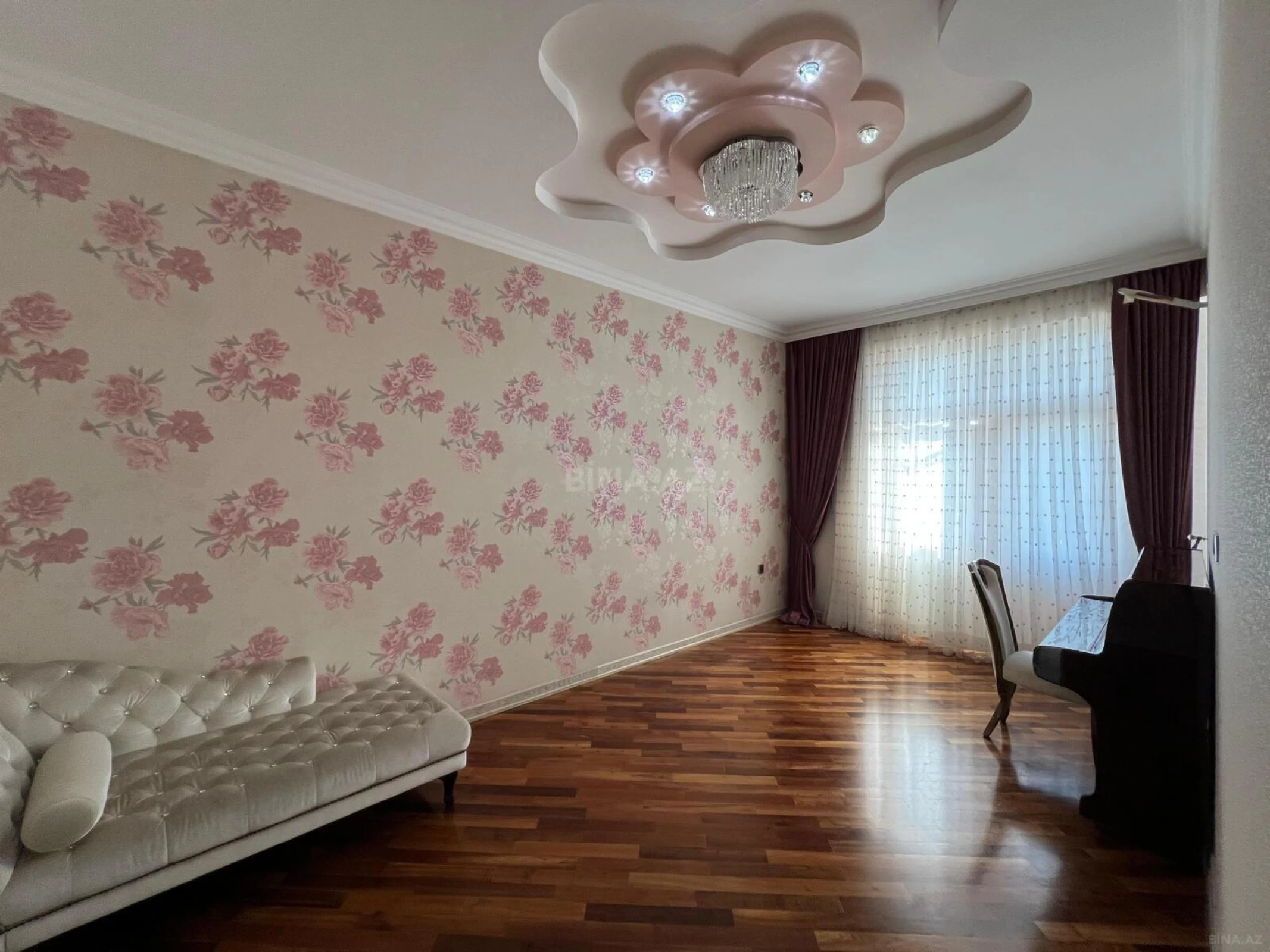 Satılır 4 otaqlı mənzil 215 m²