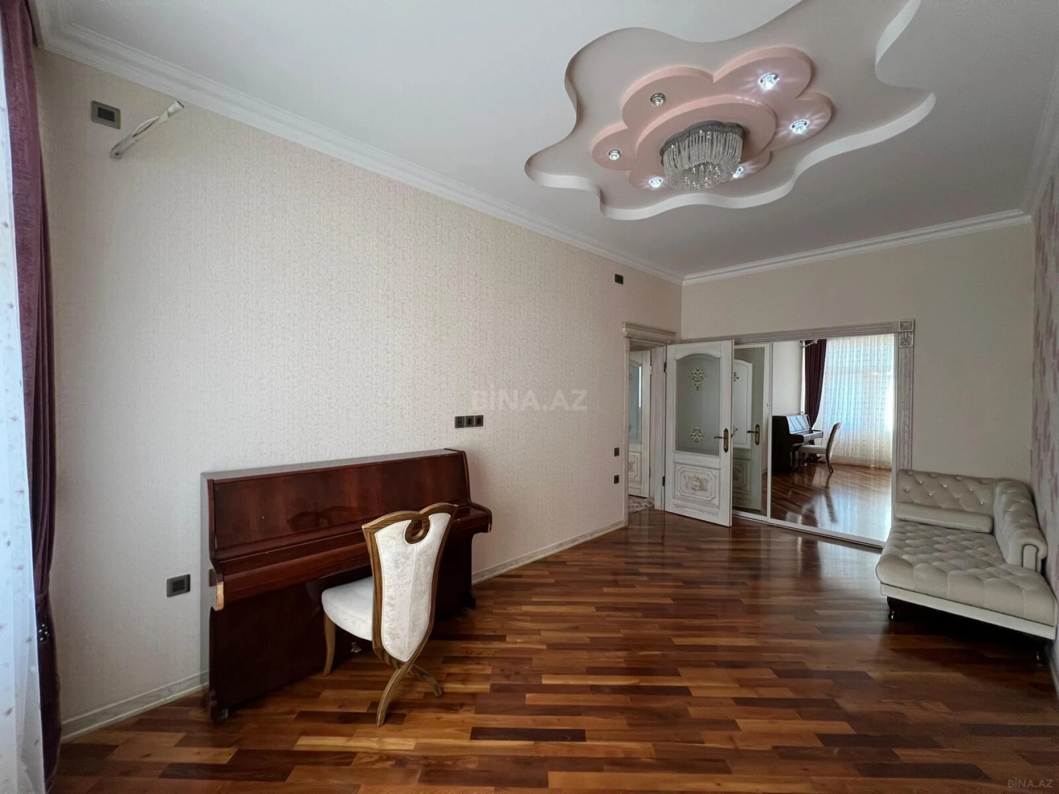 Satılır 4 otaqlı mənzil 215 m²