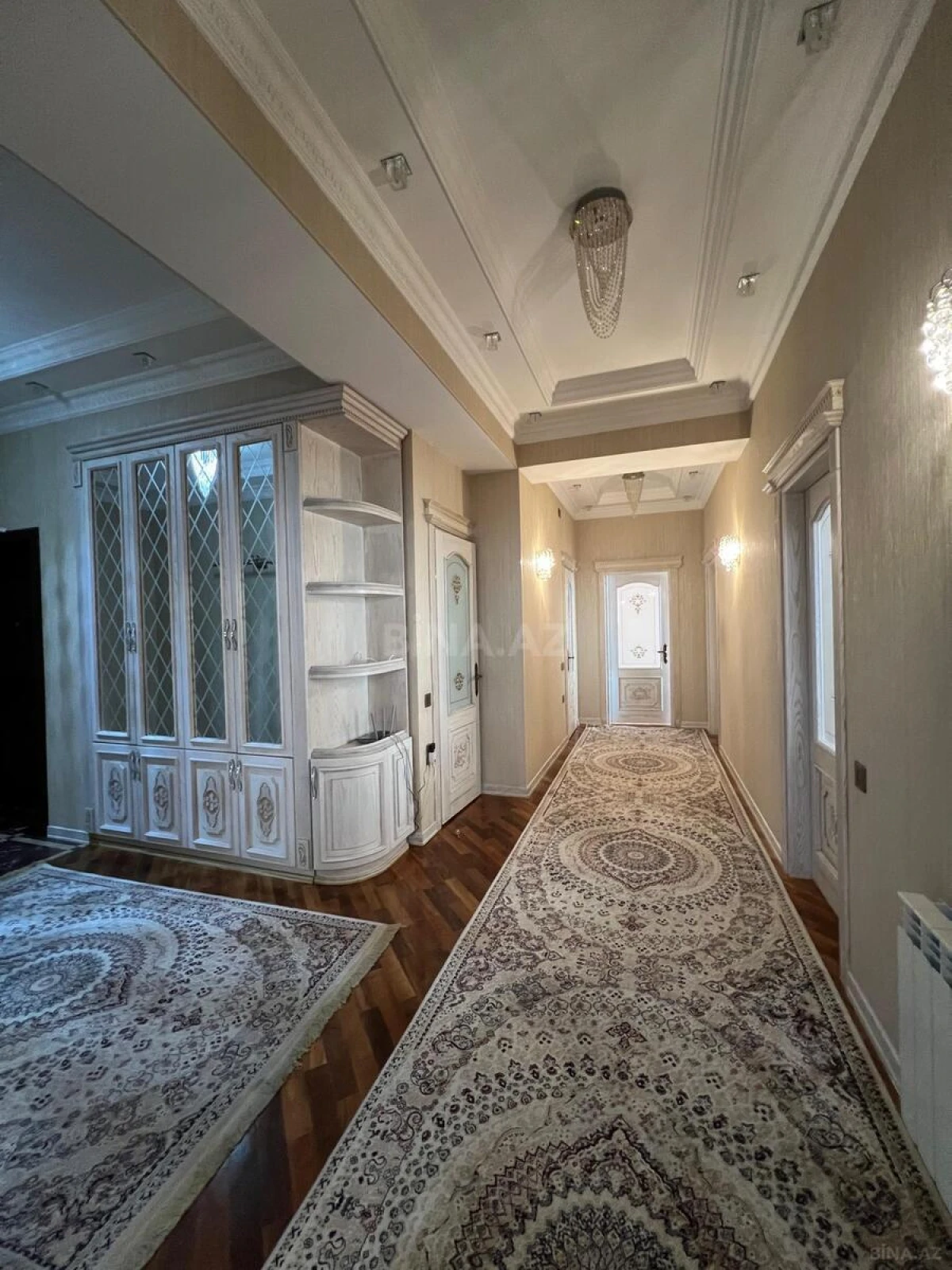 Satılır 4 otaqlı mənzil 215 m²