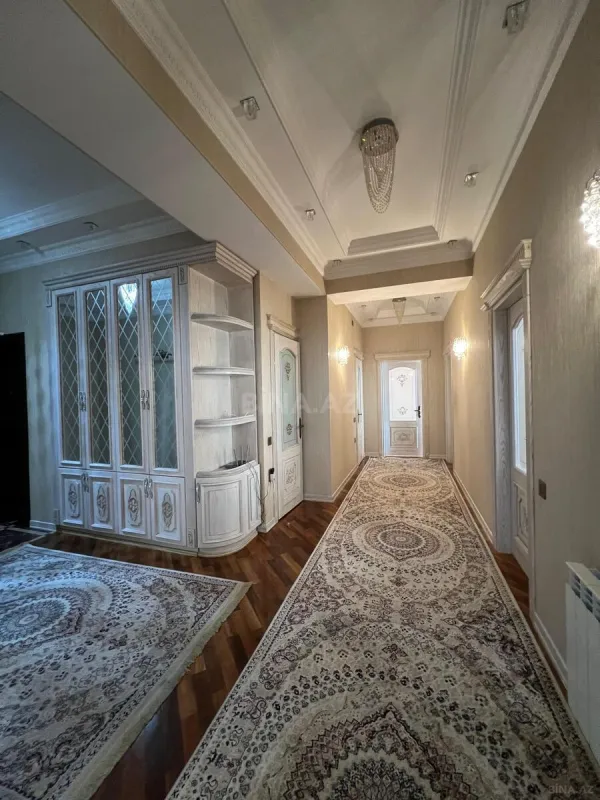 Satılır 4 otaqlı mənzil 215 m²