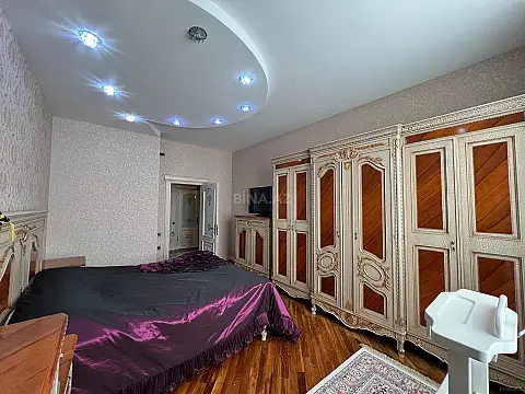 Satılır 4 otaqlı mənzil 215 m²