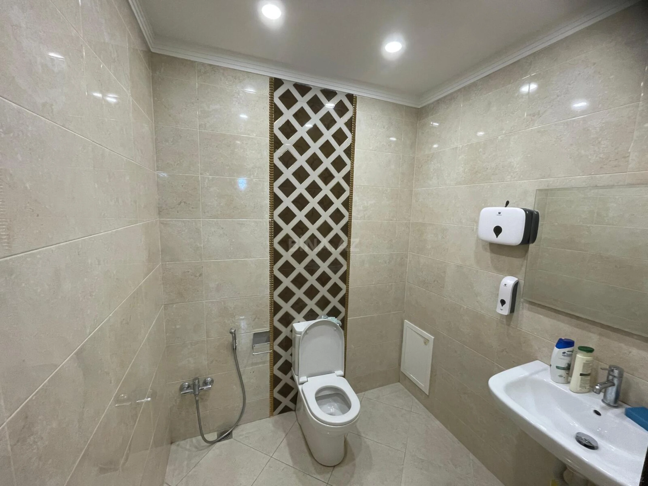 Satılır 3 otaqlı mənzil 131 m²