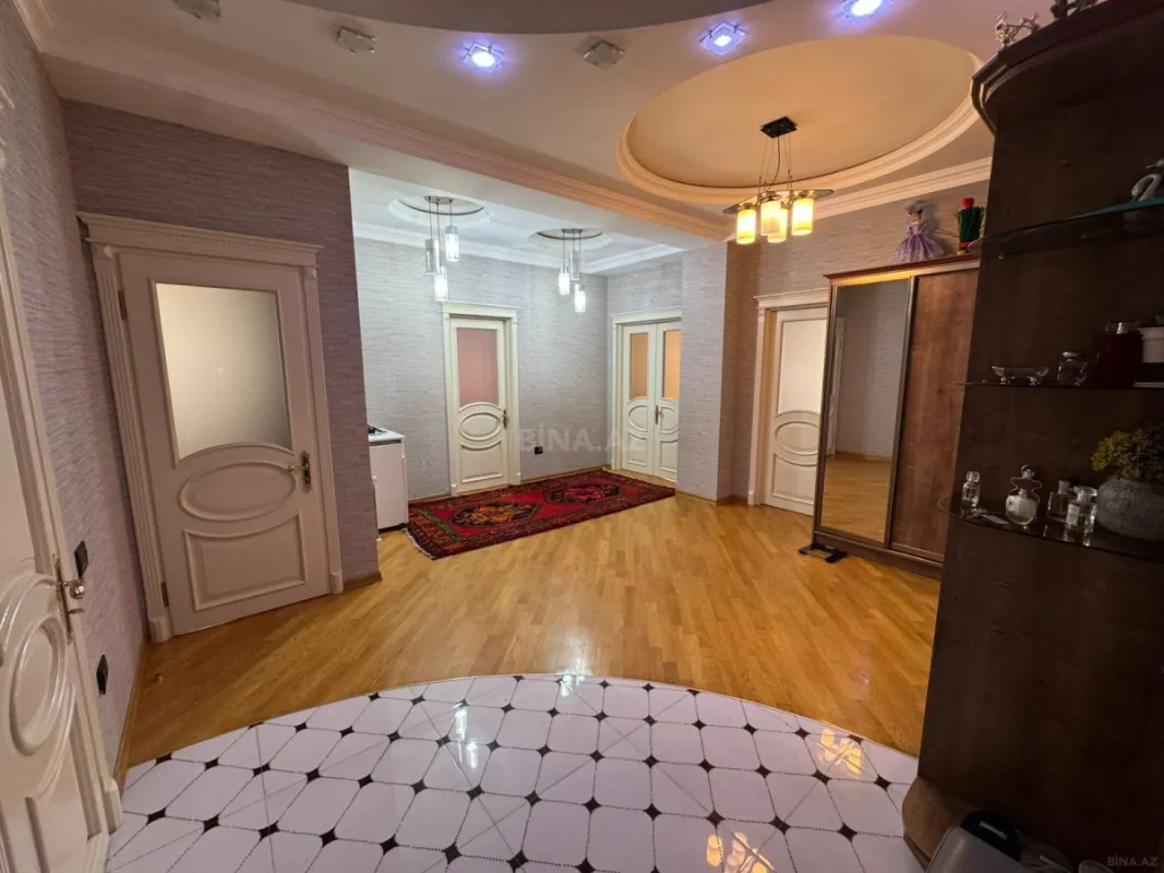 Satılır 3 otaqlı mənzil 145 m²
