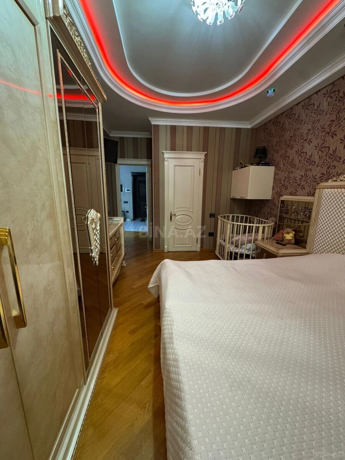 Satılır 3 otaqlı mənzil 145 m²