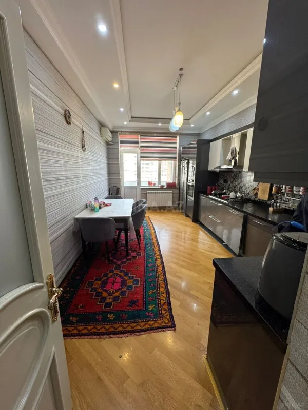 Satılır 3 otaqlı mənzil 145 m²