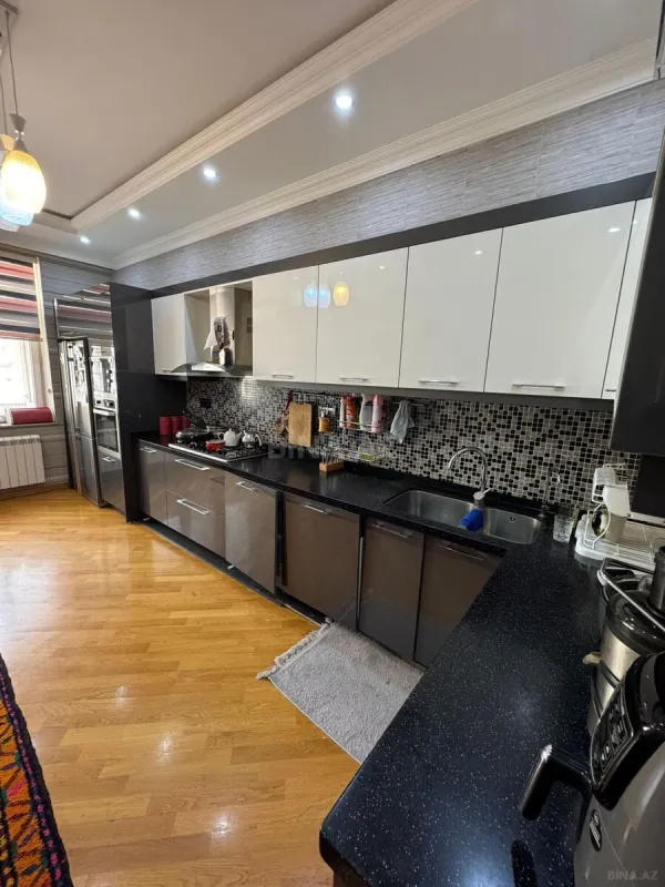 Satılır 3 otaqlı mənzil 145 m²