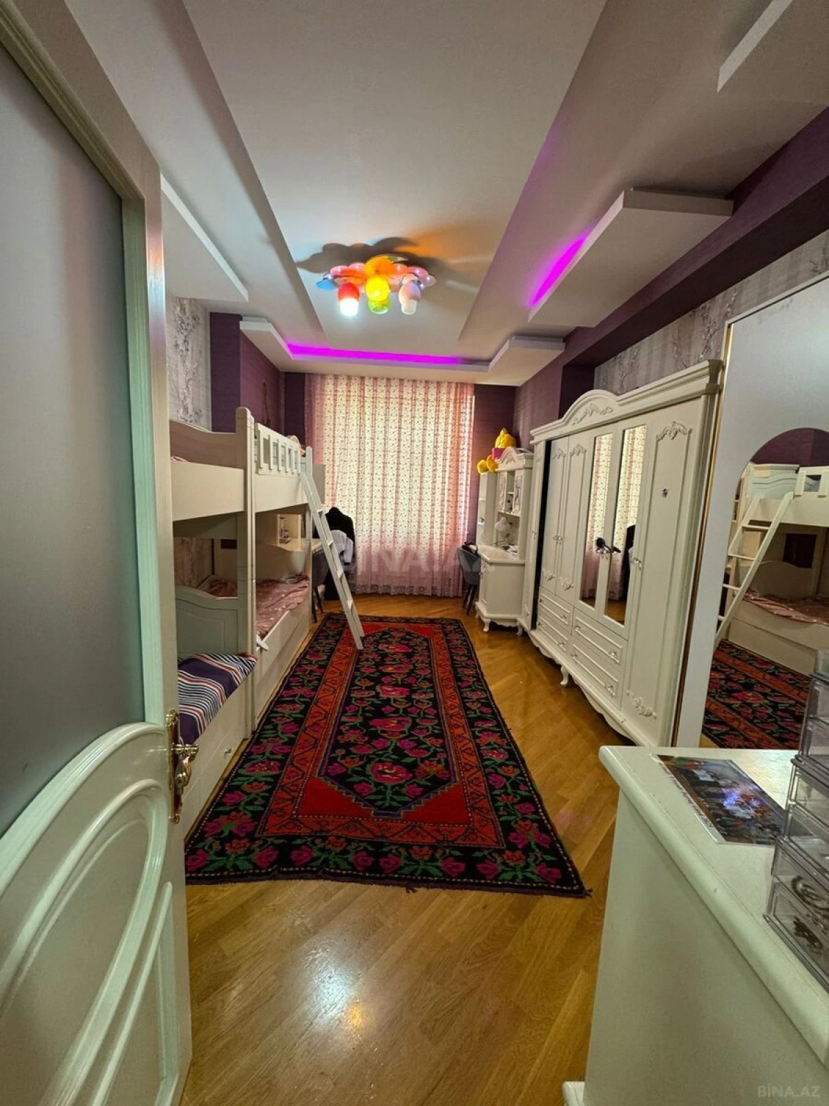 Satılır 3 otaqlı mənzil 145 m²