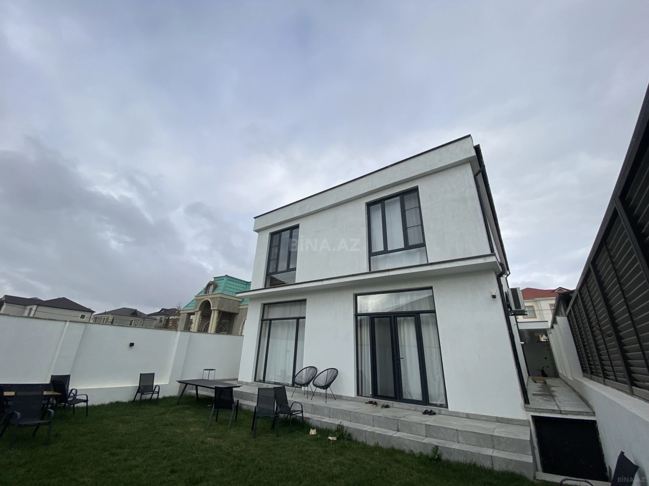 Satılır 5 otaqlı həyət evi 240 m²