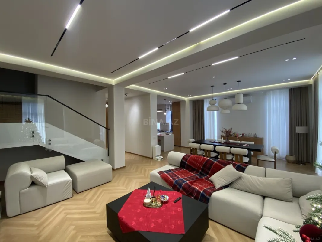 Satılır 5 otaqlı həyət evi 240 m²