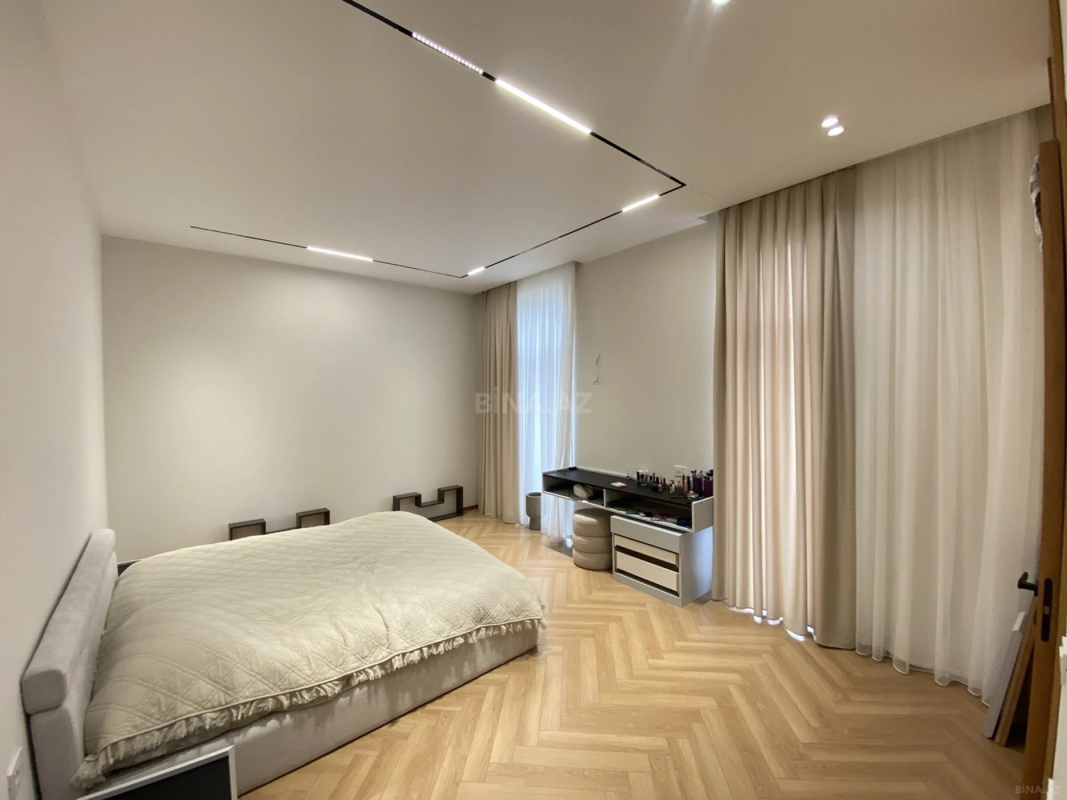 Satılır 5 otaqlı həyət evi 240 m²