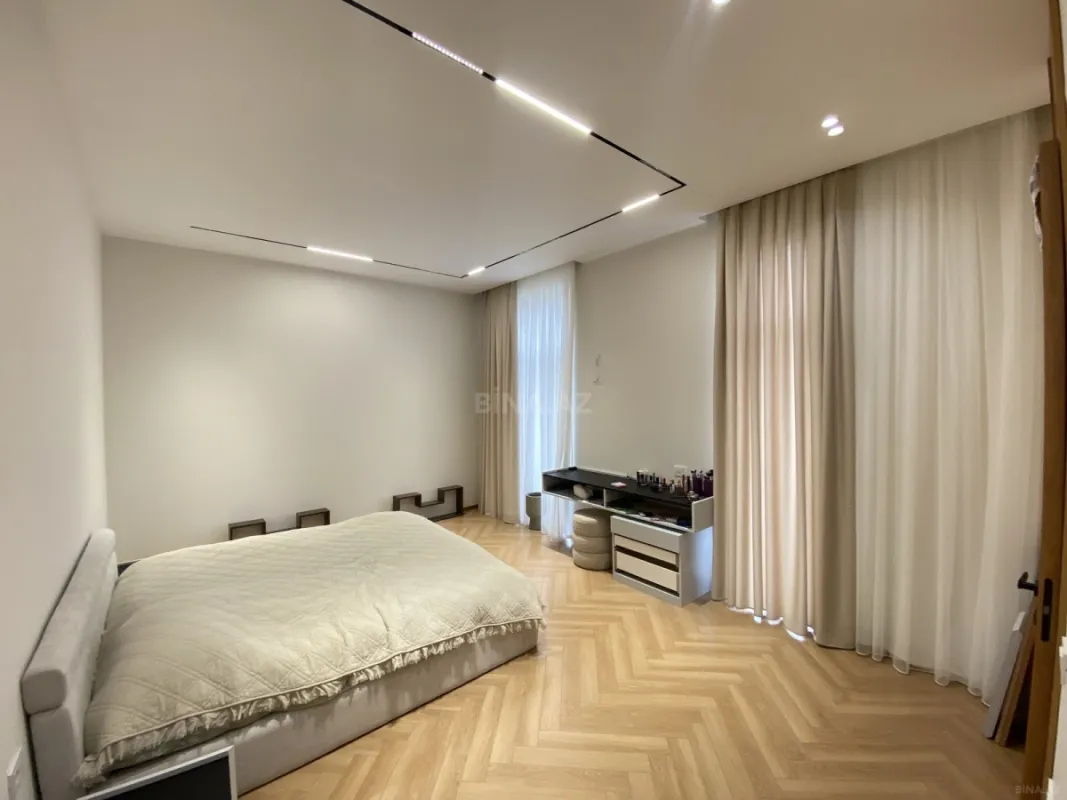 Satılır 5 otaqlı həyət evi 240 m²