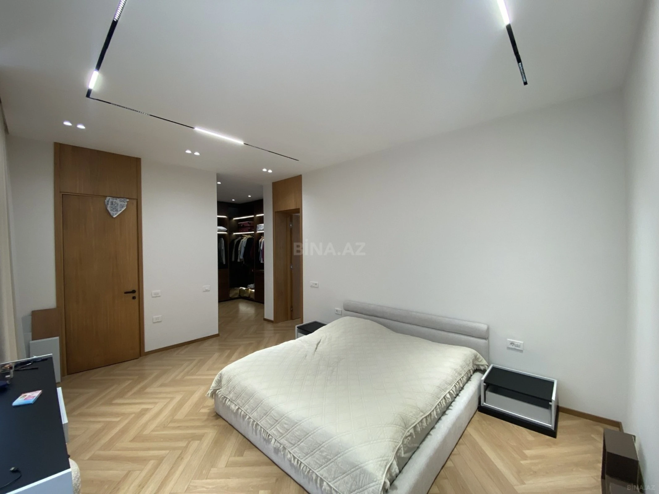 Satılır 5 otaqlı həyət evi 240 m²