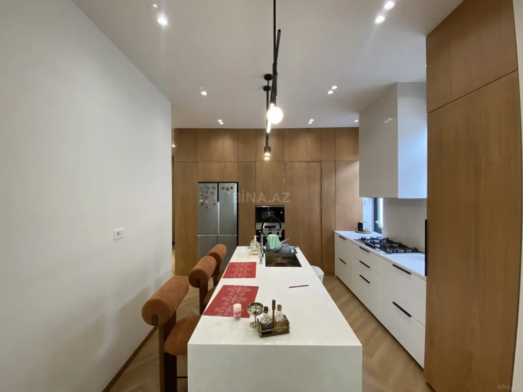 Satılır 5 otaqlı həyət evi 240 m²