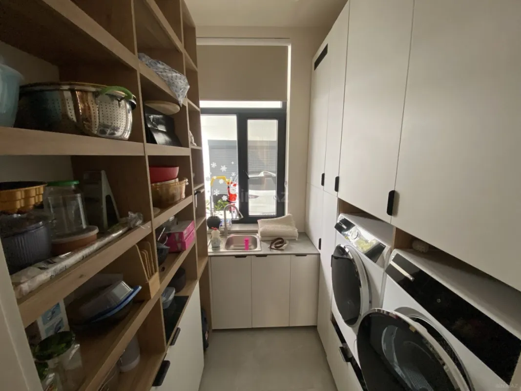 Satılır 5 otaqlı həyət evi 240 m²