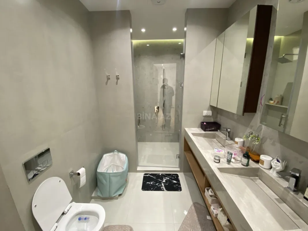 Satılır 5 otaqlı həyət evi 240 m²