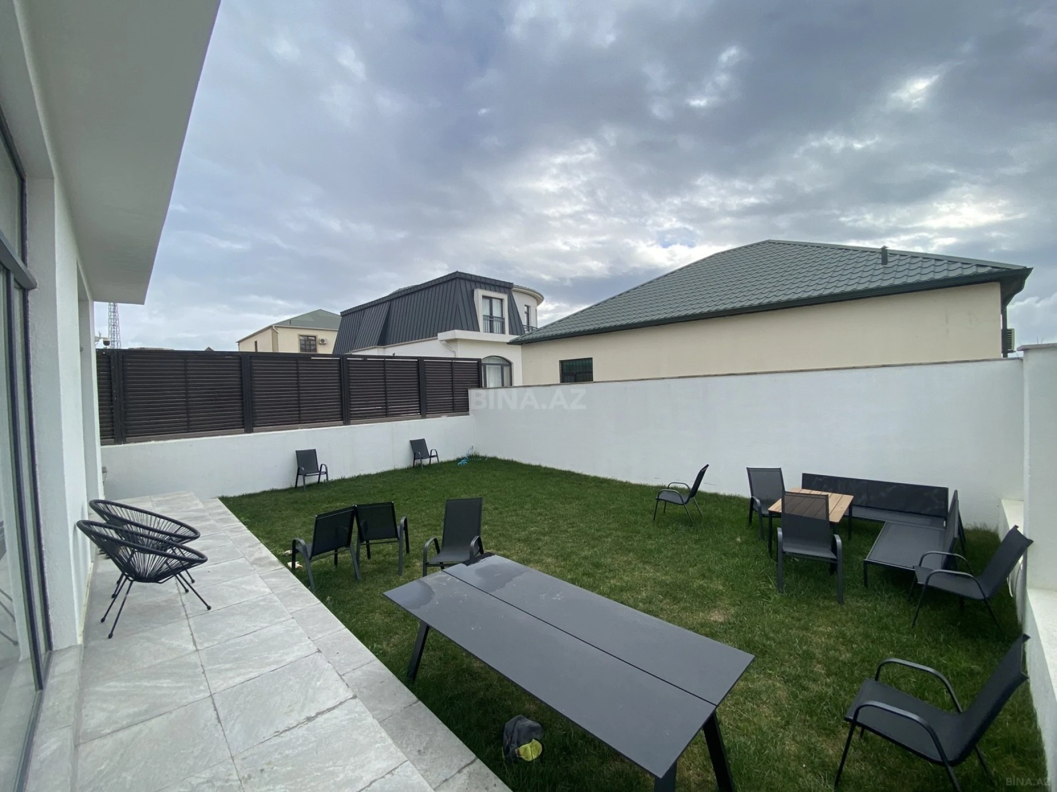 Satılır 5 otaqlı həyət evi 240 m²