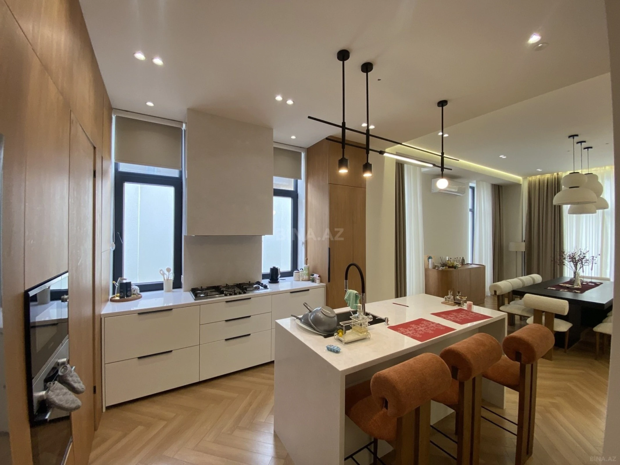 Satılır 5 otaqlı həyət evi 240 m²