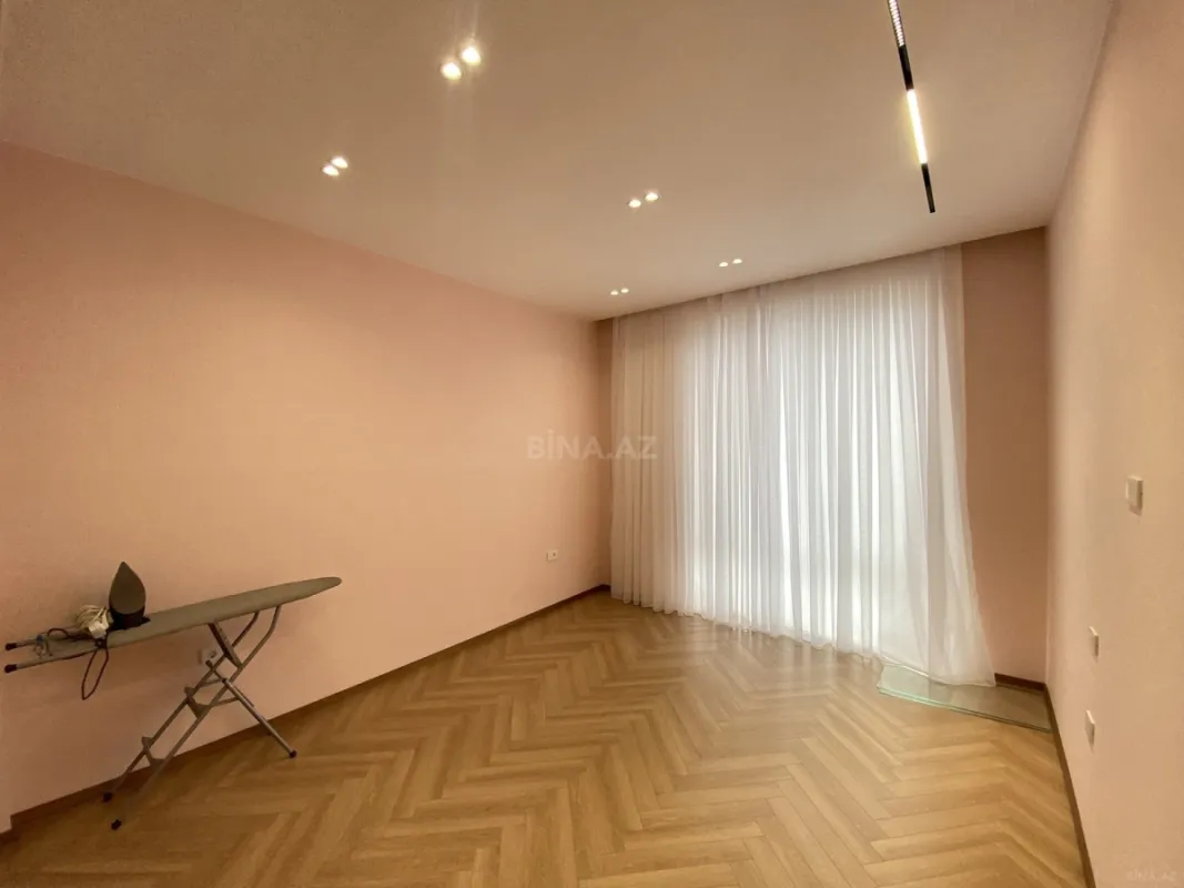 Satılır 5 otaqlı həyət evi 240 m²