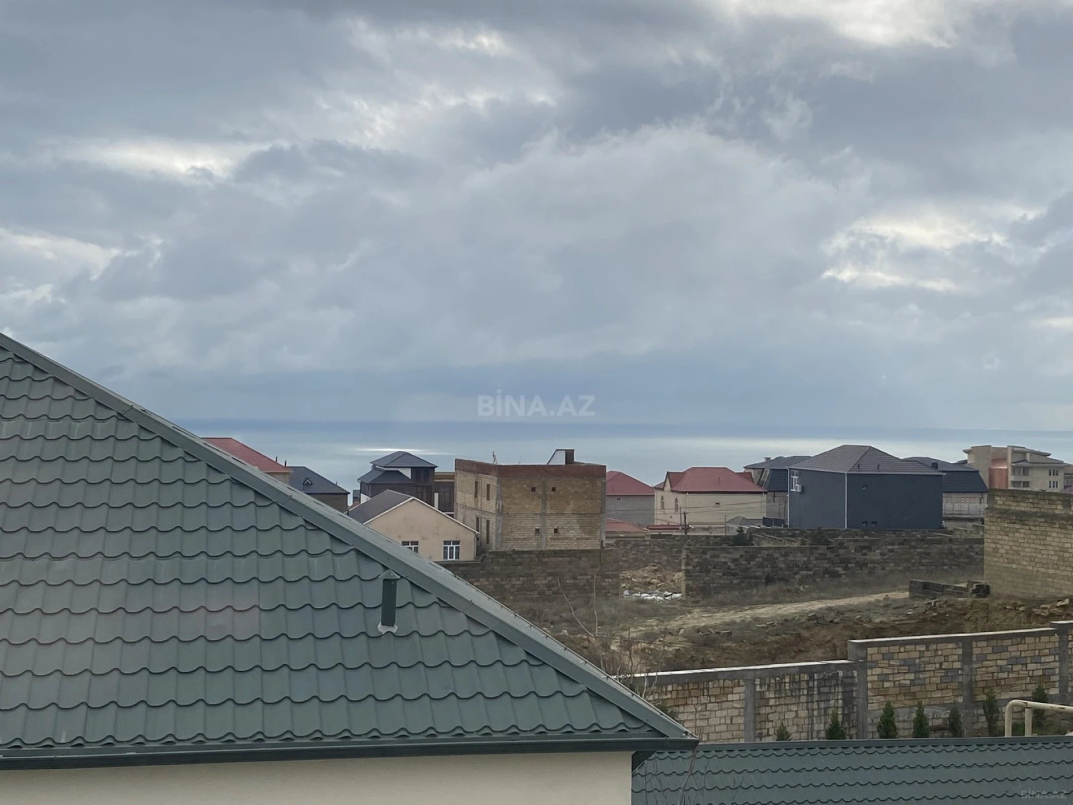 Satılır 5 otaqlı həyət evi 240 m²