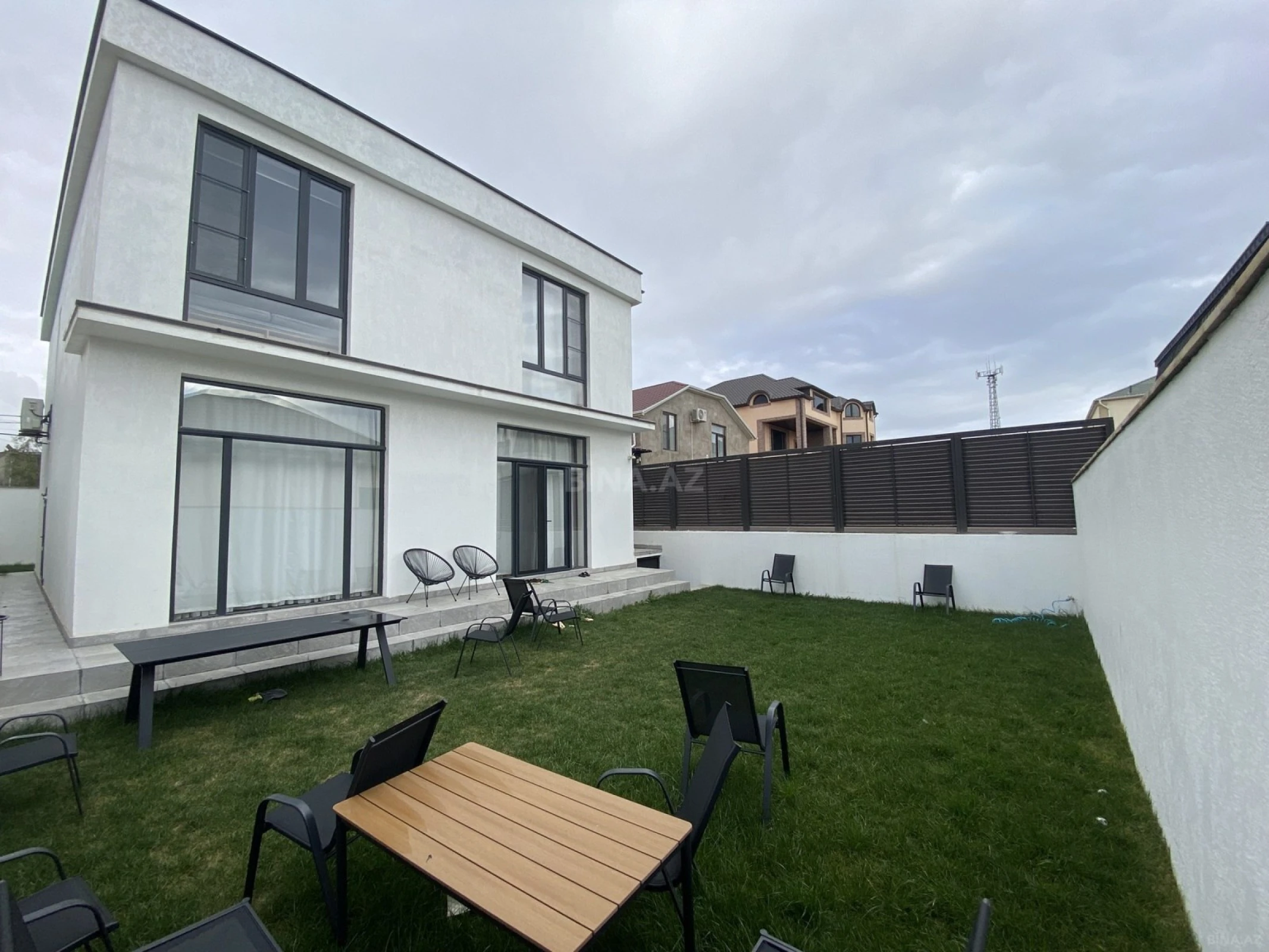 Satılır 5 otaqlı həyət evi 240 m²