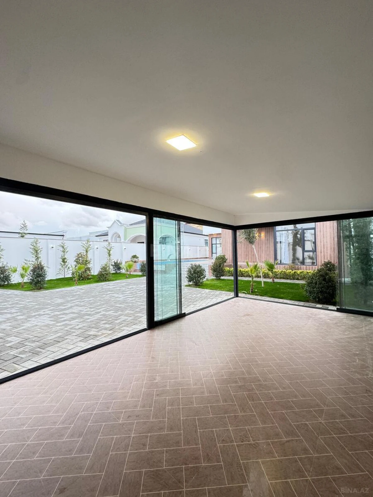 Satılır 5 otaqlı həyət evi 300 m²