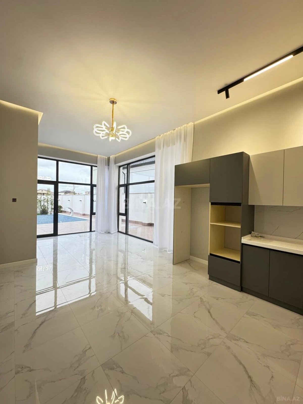 Satılır 5 otaqlı həyət evi 300 m²