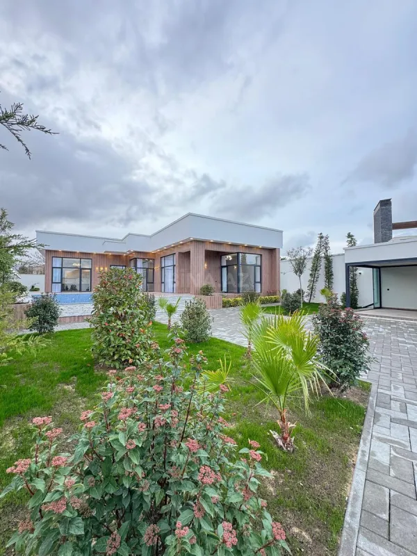 Satılır 5 otaqlı həyət evi 300 m²